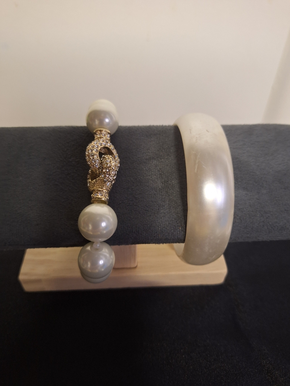 Pearl-Style Stretch Bracelet with Gold Crystal Accent - White